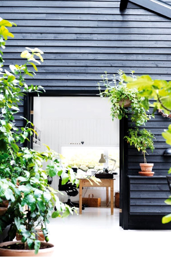 Ngôi nhà nhỏ bằng gỗ lãng mạn với tông màu trắng toát ở Đan Mạch
